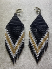 Fekete-arany-fehér lógós fülbevaló